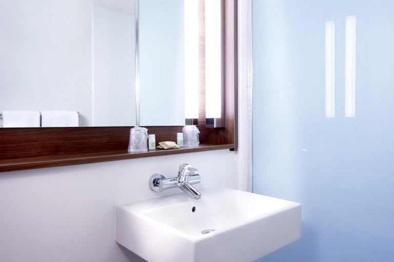 Bathroom 4, Campanile Chartres, Eure-et-Loir