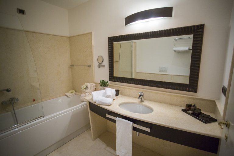 Bathroom 5, Marinagri Greenblu Hotel, Matera