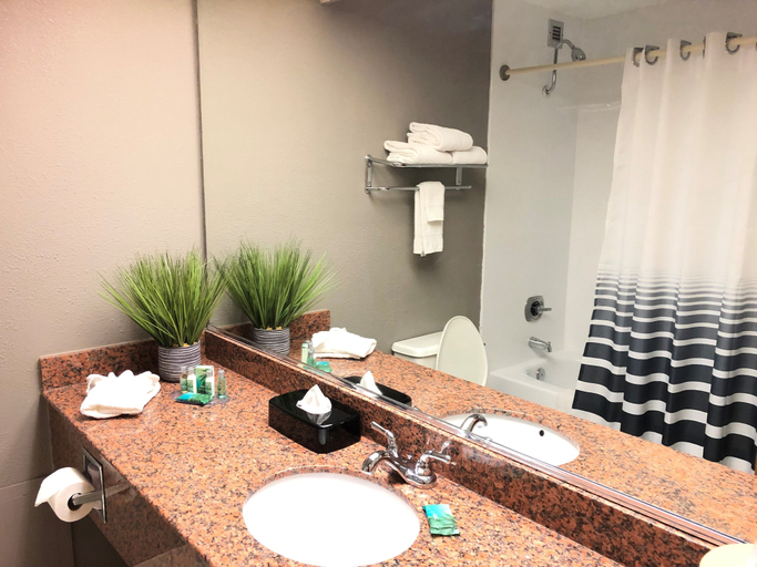 Bathroom 5, Capital Plaza Hotel, Franklin