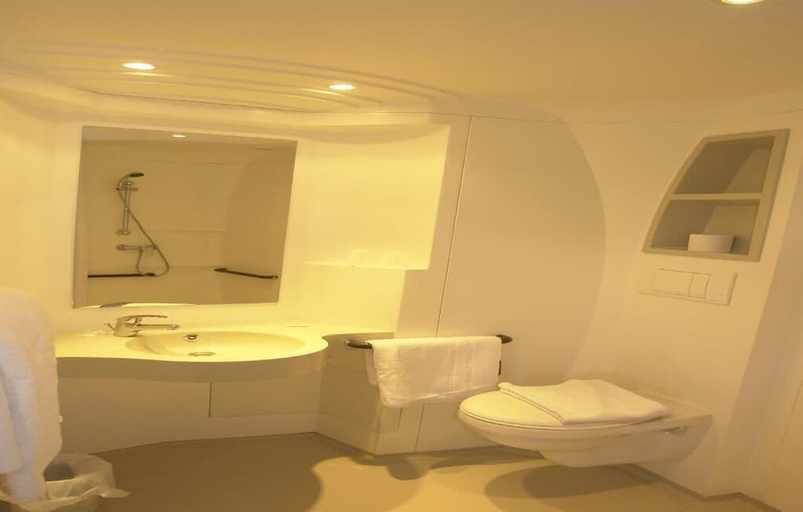 Bathroom 4, Brit Hotel La Bonne Etape, Eure