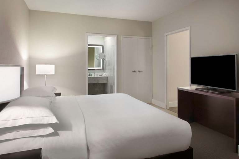 Bedroom 3, Hilton Toronto/Markham Suites Conference Centre & Spa, York