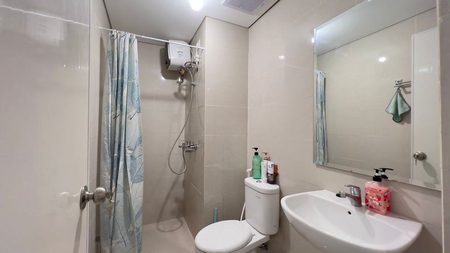 Bathroom, Apartmen Podomoro City Deli Medan 2BR, Medan