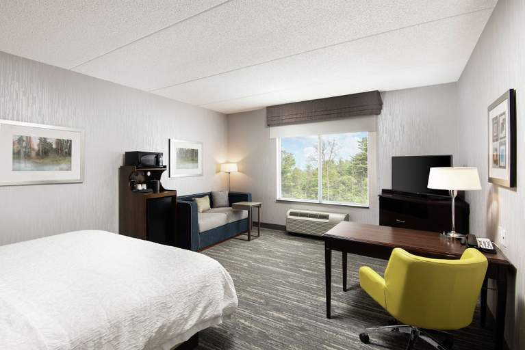 Bedroom 3, Hampton Inn & Suites Barrie, Simcoe