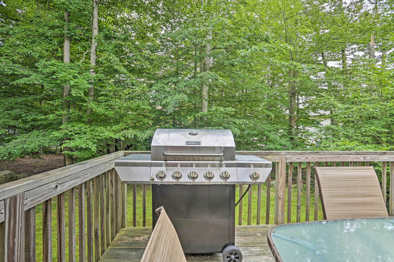 Others 5, 4 Mi to Tobyhanna State Park: Home w/ Fire Pit, Monroe