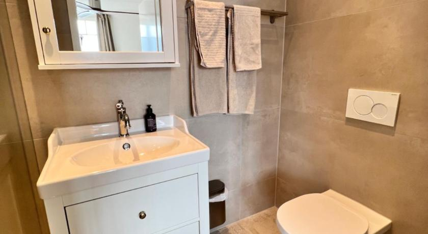 Bedroom 5, Boutique Hotel Niesenblick - direkt am Thunersee gelegen mit SELF CHECK IN & digitaler Rezeption, Thun
