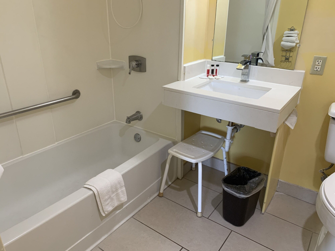 Bathroom 4, Days Inn by Wyndham Winchester, Frederick