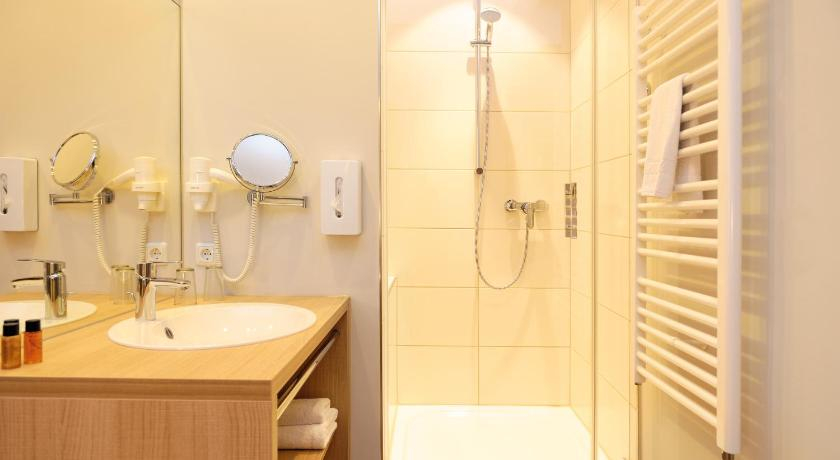 Bedroom 3, Hotel & Gasthaus DAS ROHRL Straubing, Straubing