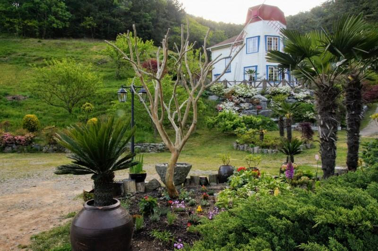 Others 4, Tongyeong Jjiniya Pension, Tongyeong