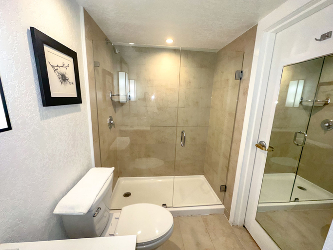 Bathroom 4, The Palms Inn & Suites, Miami-Dade