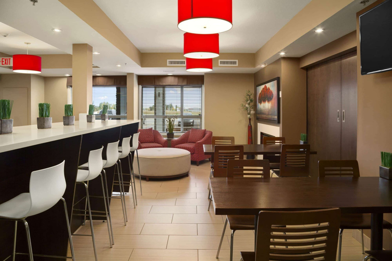 Food & Drinks 5, Microtel Inn & Suites by Wyndham Blackfalds Red Deer North, Division No. 8