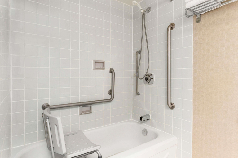 Bathroom 5, Travelodge by Wyndham Owen Sound, Grey