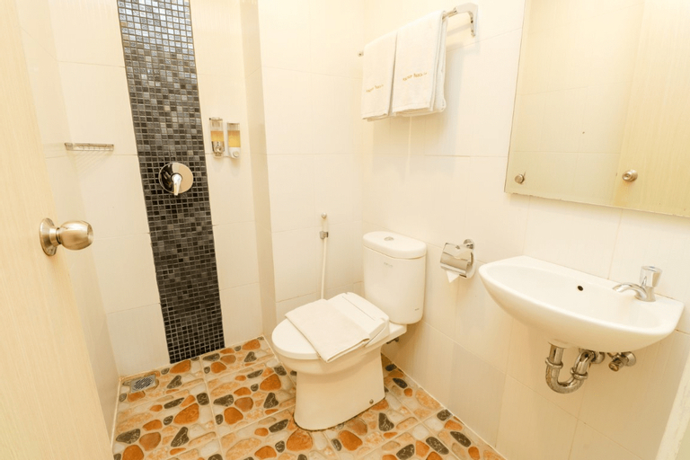 Bedroom 5, Makassar Beach Inn, Makassar