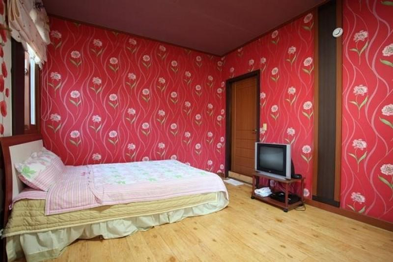 Bedroom 4, Taean Edel Weiss Pension, Taean