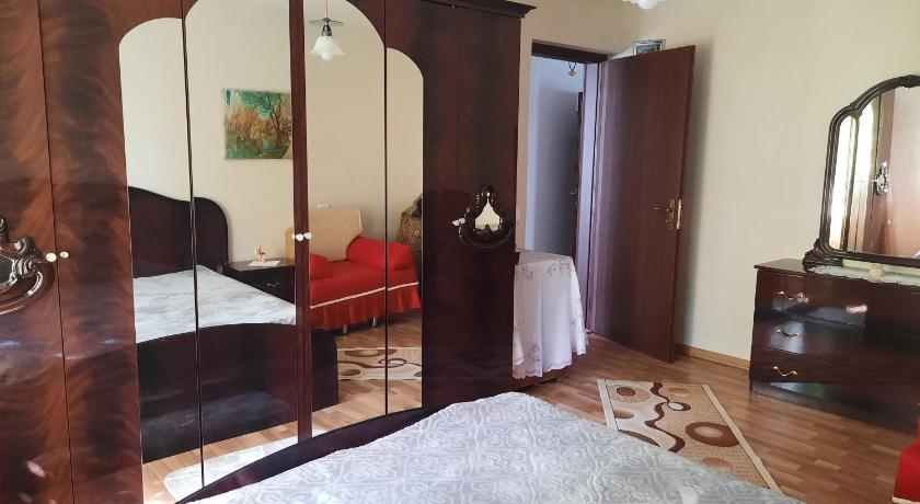 Bedroom 2, Glad, Pogradecit