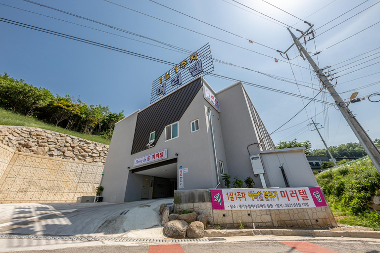 Exterior view 3, Seongju Mirrortel, Seongju