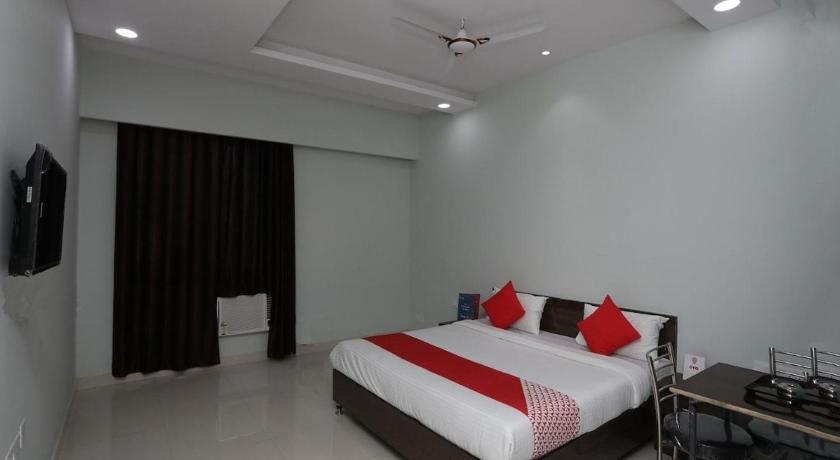 Bedroom 2, Hotel Kailash Mansarovar And Banquet Hall, Bareilly