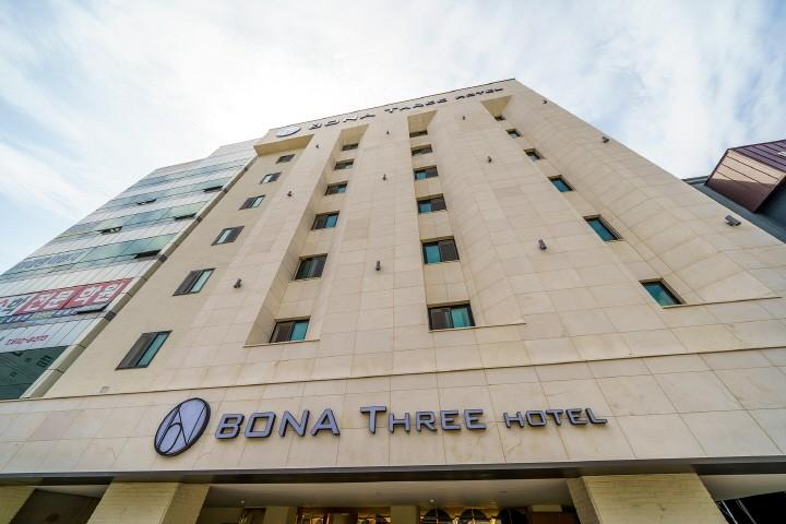 Hotel Bona Three, Nam