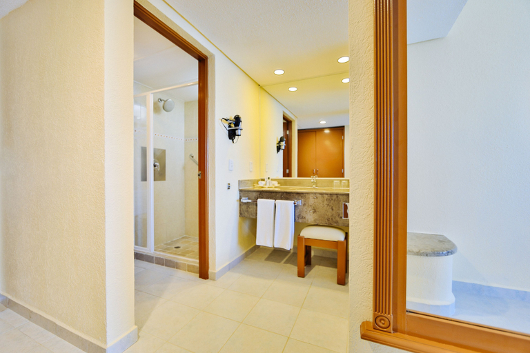 Bathroom 3, Occidental Tucancún All Inclusive, Benito Juárez