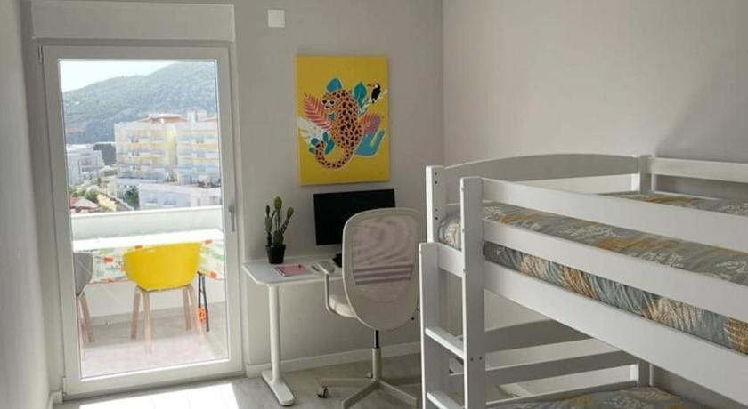 *SEA VIEW* New 3 Bedroom apt with FREE parking, Sesimbra