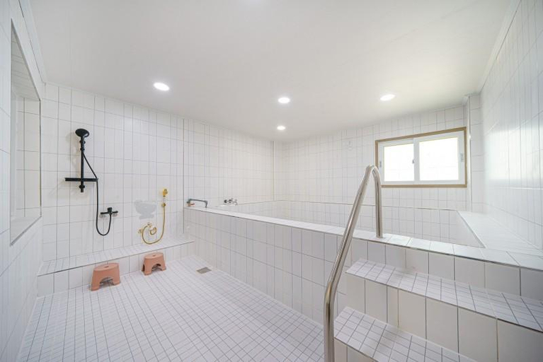 Bathroom, Yeongcheon Sigoro Kids Poolvilla, Gunwi