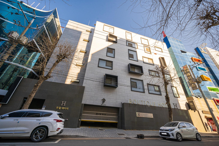 Exterior & Views