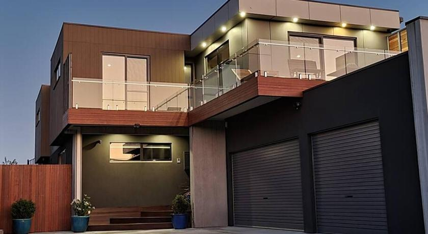 Alogara House, Modern, 6 bedrooms with hot tub and views, Mornington P'sula - South
