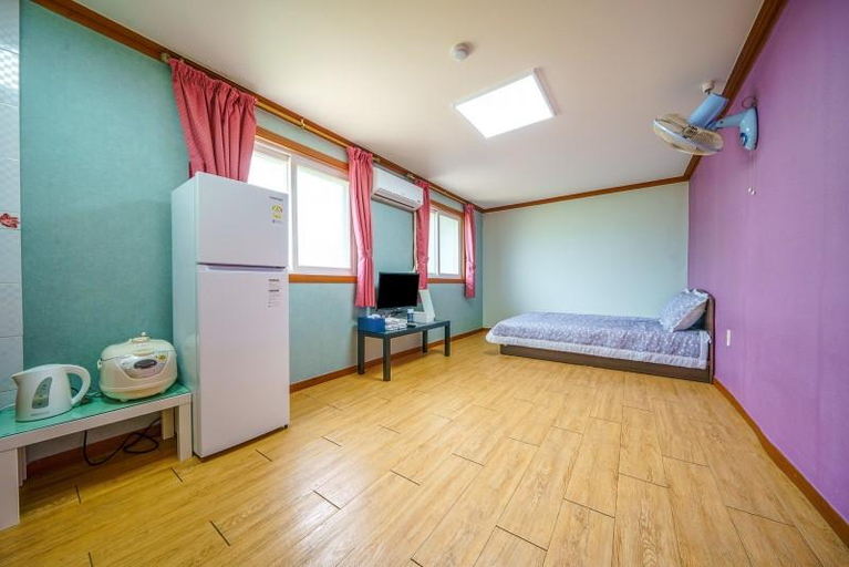 Bedroom 2, Muju Sannyeoul Pension, Muju