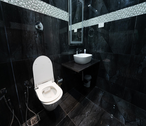 Bathroom 5, Moon Light Luxury Villa, Viluppuram