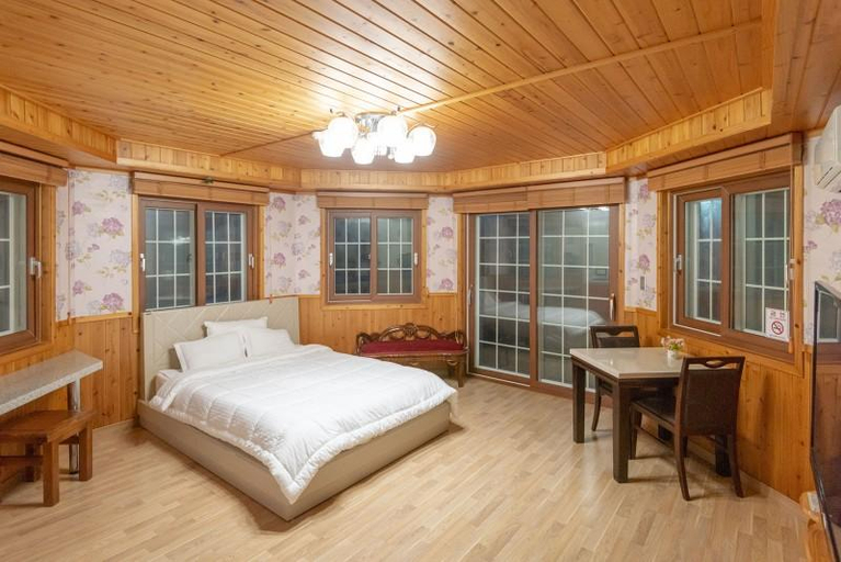 Bedroom 2, Geojedo Blue Castle Dog Pension, Geoje