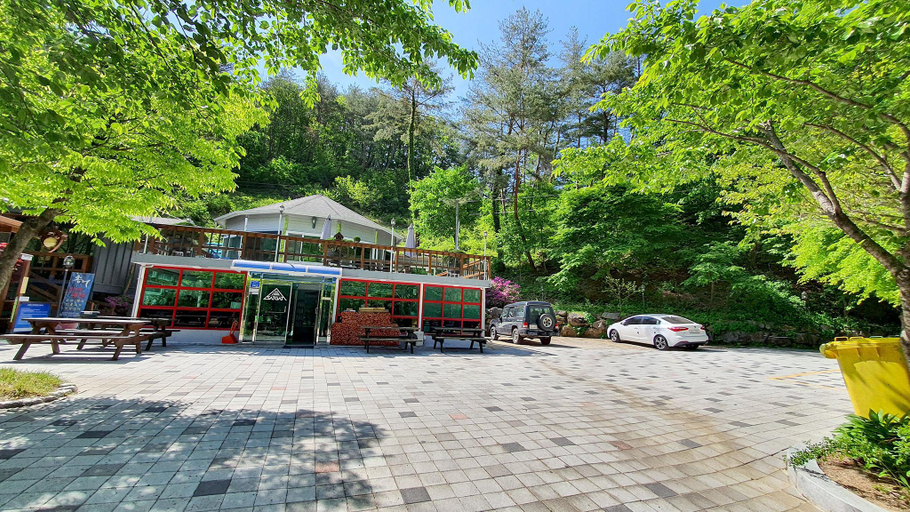 Exterior & Views