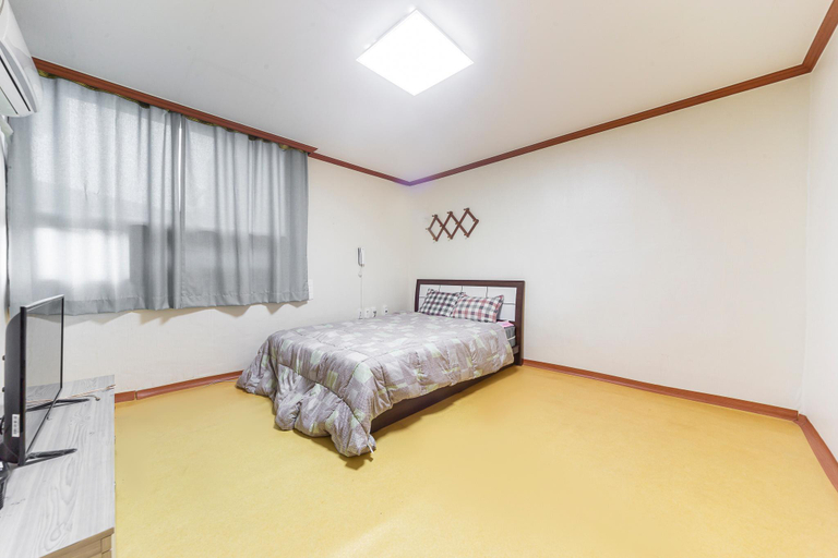 Bedroom, Yeongam Choweoneui Jip, Yeongam