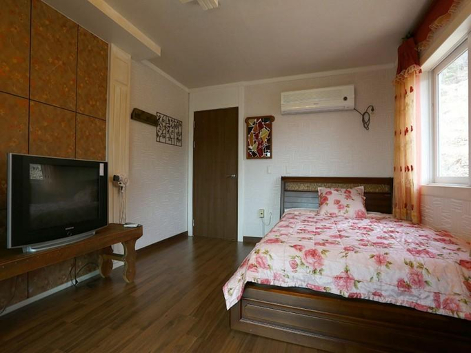 Bedroom 2, Namhae Santa Monica Pension, Namhae