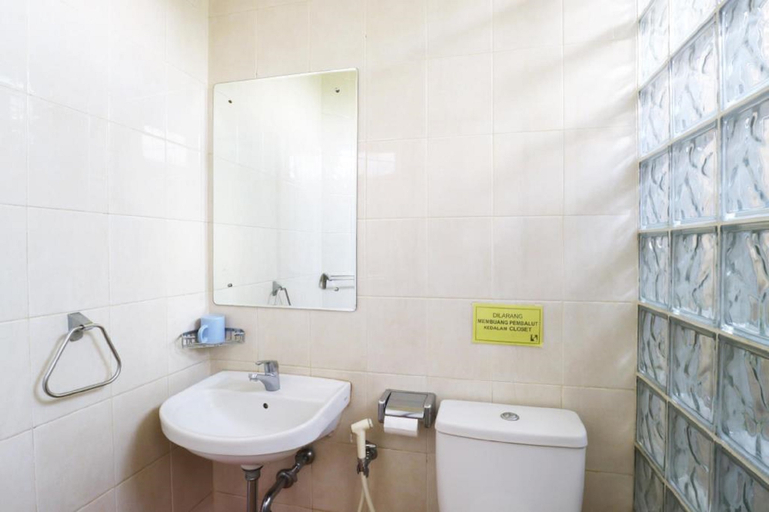 Bathroom 5, Hotel 678 Kemang, South Jakarta