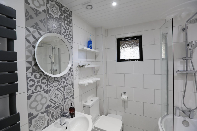 Bathroom 2, Cosy Modern Nordic Lodge w/ Loch View & Log Burner, Perthshire and Kinross