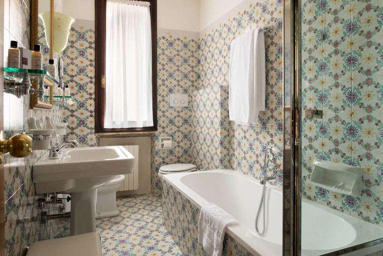 Bathroom 5, Hotel Villa Cipriani, Treviso