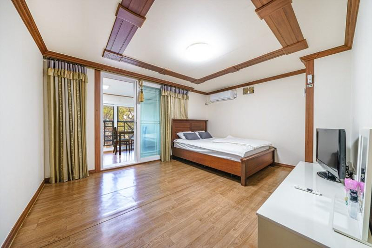 Bedroom 2, Geojedo and Hyeon Pension, Geoje