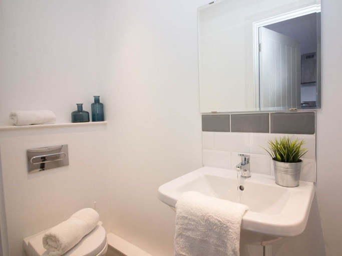 Bathroom 4, Beddoe Apartments, Hampshire