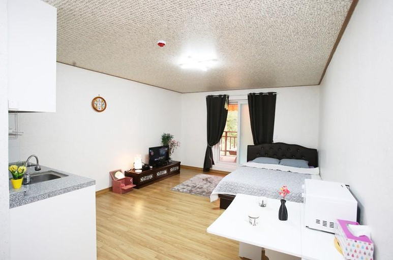 Bedroom 1, Pocheon Baegun Healing Valley Pension, Cheorwon