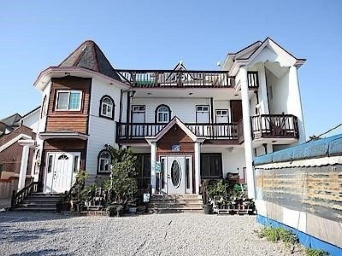 Exterior & Views, Taean Edel Weiss Pension, Taean