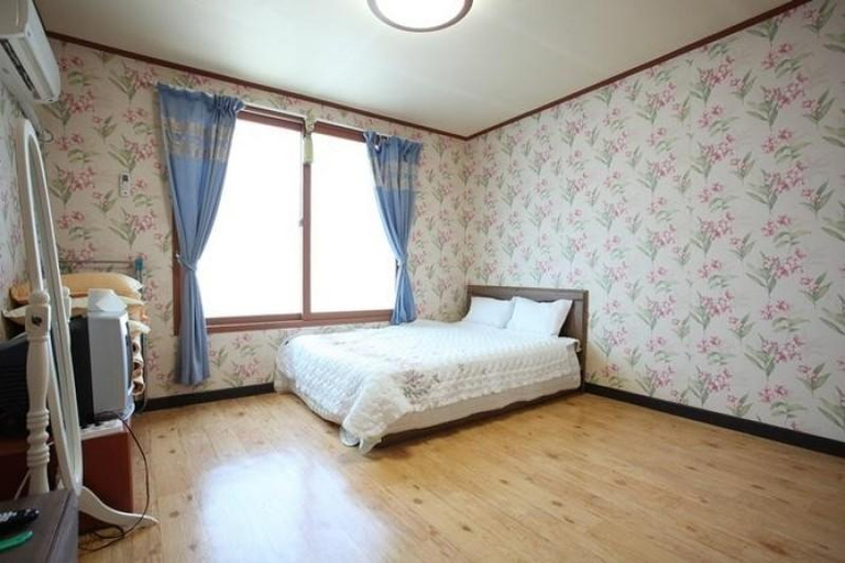 Bedroom 2, Taean Edel Weiss Pension, Taean
