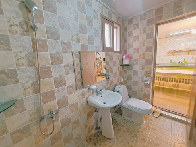 Bathroom 4, Gillime Pension, Jeju