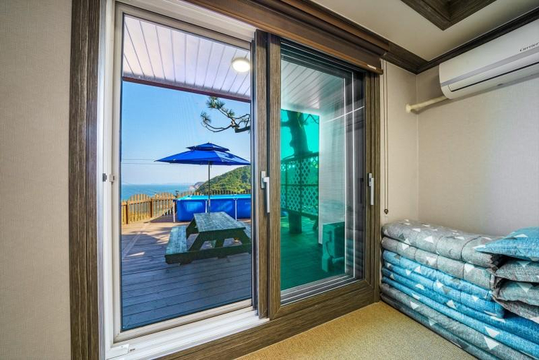 Others 3, Taean Gauido Pension, Taean
