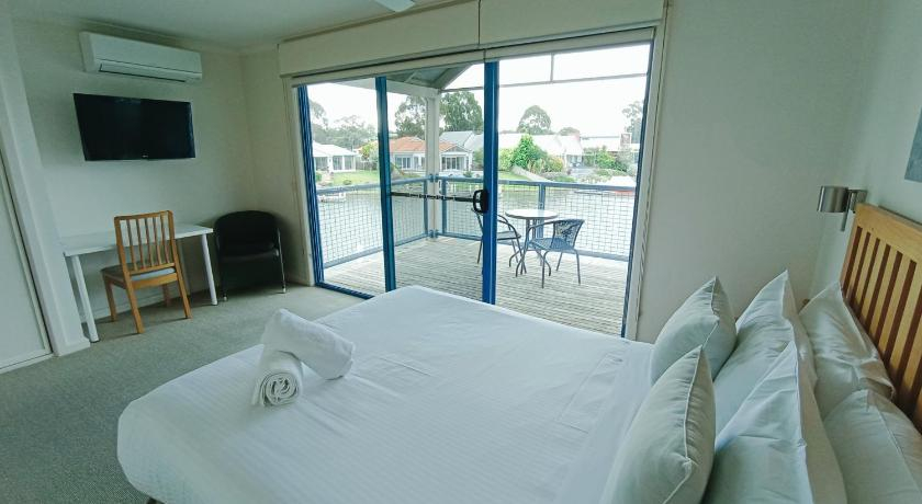 Bedroom, The View - Captains Cove Waterfront Resort, E. Gippsland - Bairnsdale