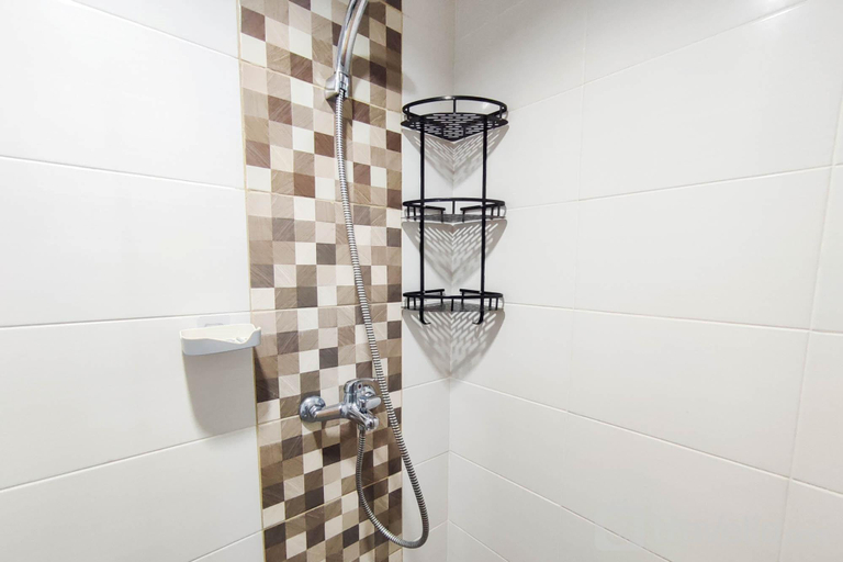 Bathroom 5, Cozy Living Studio at The Alton Apartment By Travelio, Semarang