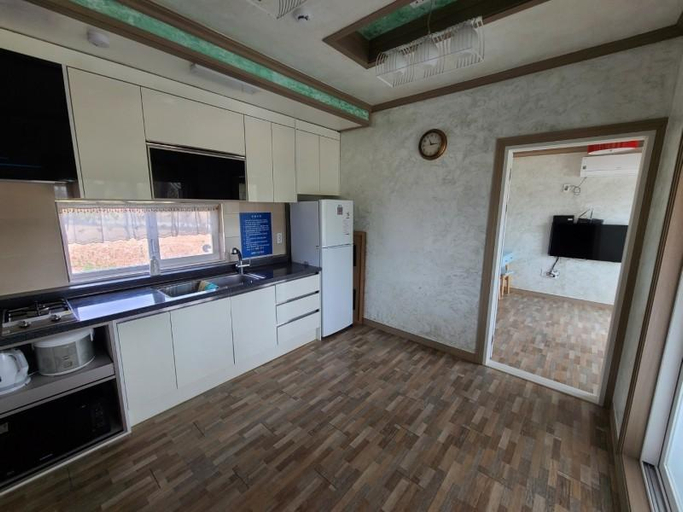 Others 4, Taean Eoeundol Resom Pension, Taean