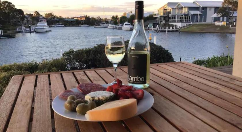 Food & Drinks, The View - Captains Cove Waterfront Resort, E. Gippsland - Bairnsdale