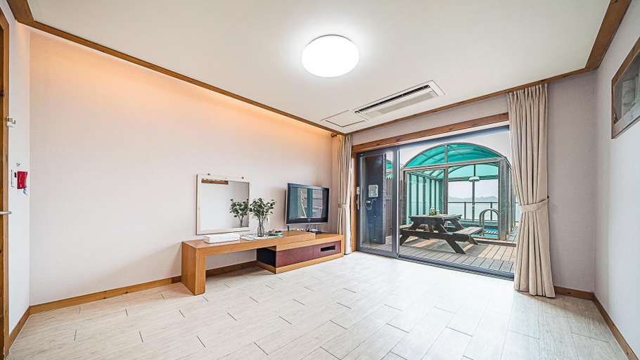 Others 4, Taean Jajagnamu Resort, Taean