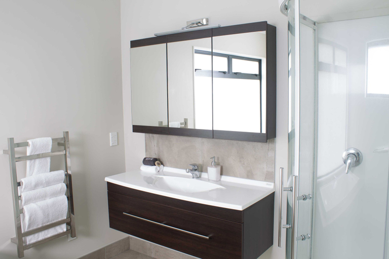 Bathroom 5, Hot Water Beach TOP 10 Holiday Park, Thames-Coromandel