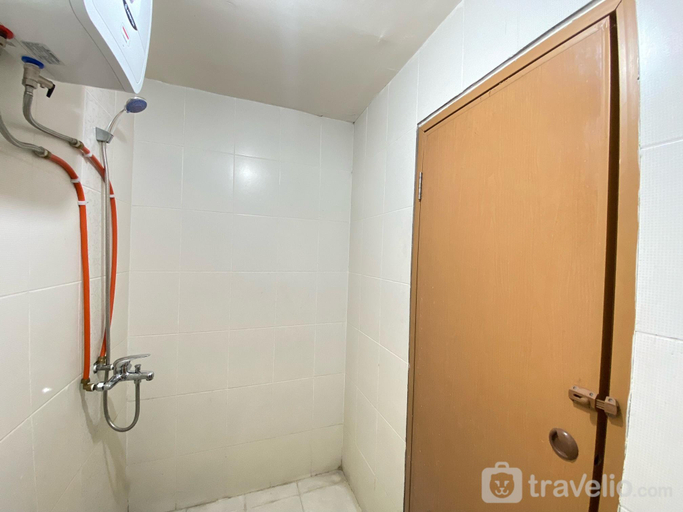 Bathroom 3, Cozy 2BR Apartment Pinewood Jatinangor By Travelio, Sumedang