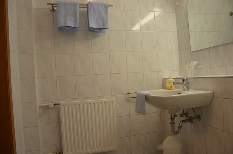 Bathroom 4, Karaman Group Hotel, Schaumburg